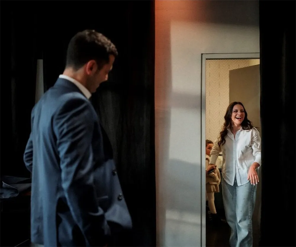 Novio esperando en una puerta antes de la ceremonia