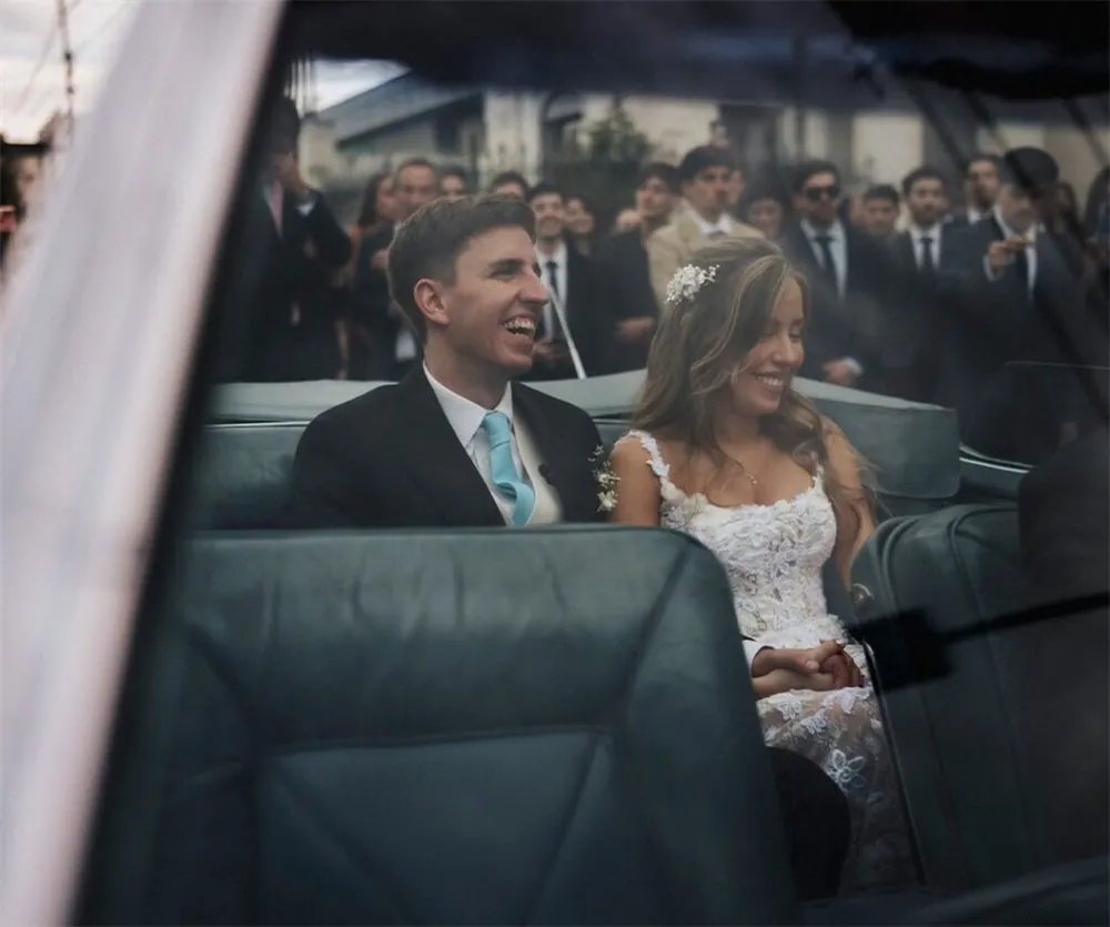 Novios en el auto camino a la fiesta