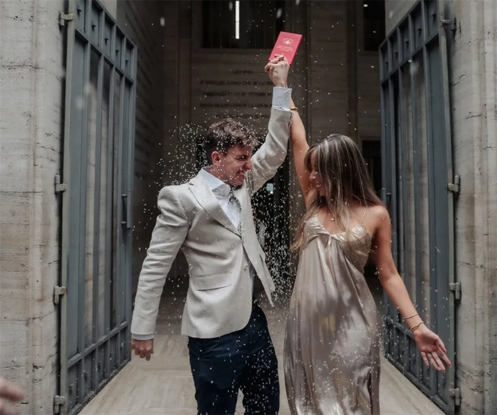 Novios bailando en un pasillo