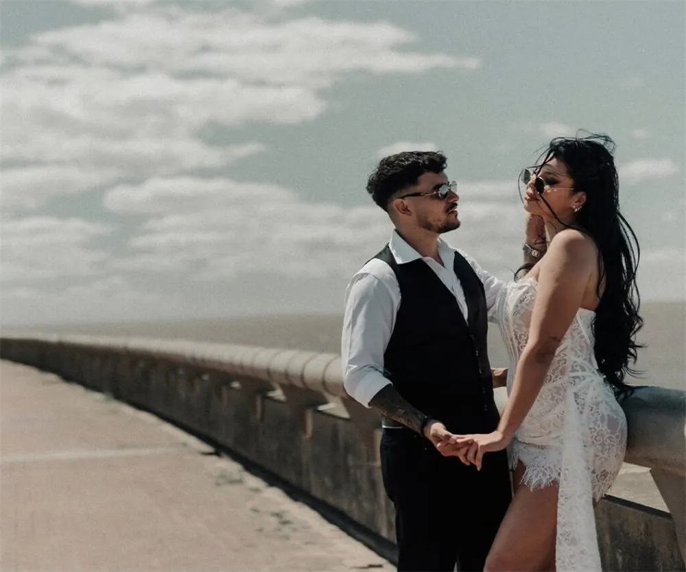 Novios tomados de la mano en la costanera
